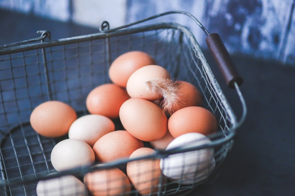无论白、黄鸡蛋，营养价值是一样的，最重要是食用新鲜鸡蛋。(kaboompics.com)