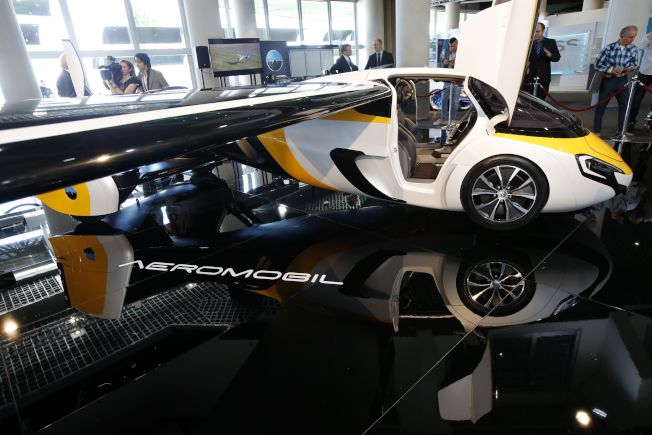 AeroMobil上周在摩洛哥，展示新款“飞行车”的原型。该车的翅膀像昆虫般的可以折叠，预定今年可以量产。(路透)