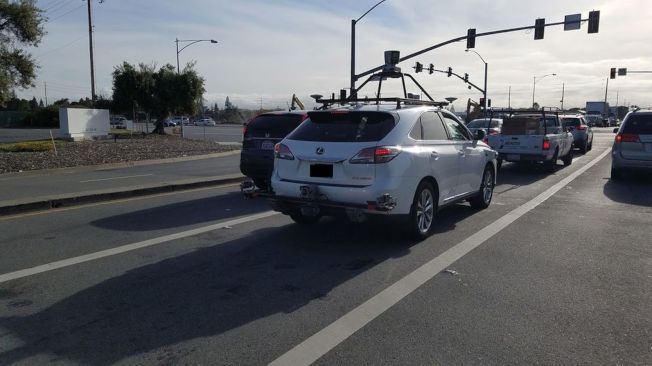 苹果获准在加州测试自动驾驶车技术后，自驾车出现在硅谷街头的照片首度曝光。（图取自www.bloomberg.com/asia）