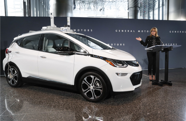 通用汽车公司执行长Mary Barra于2016年在底特律介绍雪夫莱Bolt电动自驾车。（美联社）
