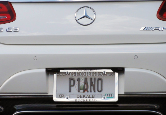 琴行老板表达执著的车牌“P1ANO”(钢琴)。(记者吴炳宏／摄影)
