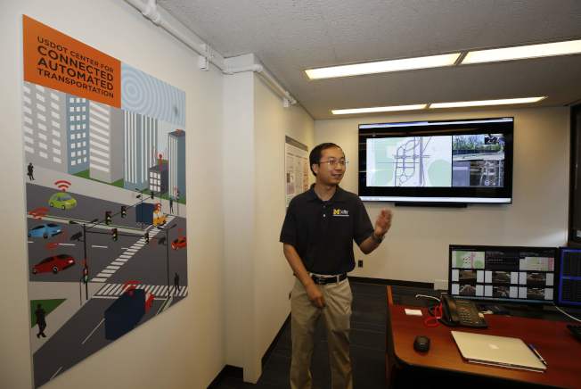 密西根大学的Mcity藉车上电脑连线，来开发自动驾驶车。(Getty Images)