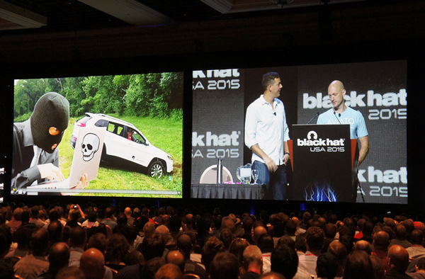 白帽黑客Charlie Miller和Chris Valasek在2015年Defcon黑客大会上演示如何入侵汽车