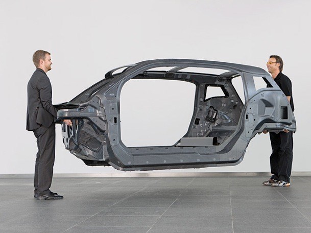 宝马i3上碳纤维复合塑料制成的车身骨架