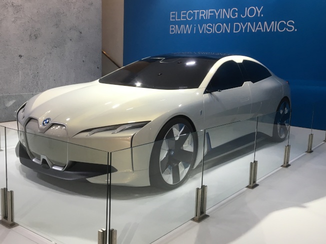 BMW目标于2025年推出25辆电动车，而其中12辆将会是全电动车，有机会在未来上市的BMW Vision Coupe概念车就是以全电动车作为发想。（记者谢雨珊／摄影）