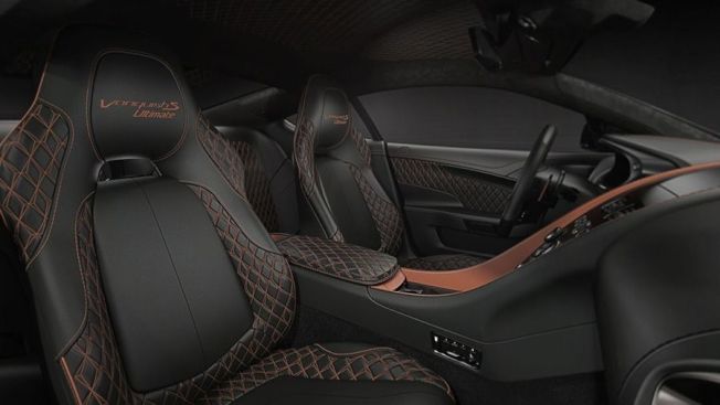 座舱内选择了Obsidian Black黑色皮革、棕栗子装饰 、内装车身缝线以及碳纤维饰板。（Aston Martin提供）