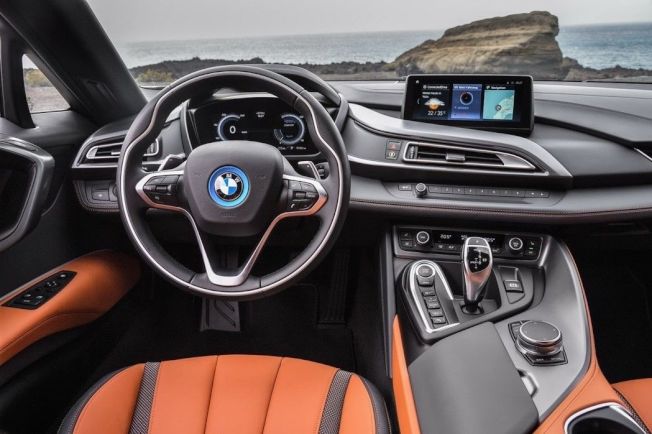 全新BMW i8 Roadster 内装。 （摘自BMW）