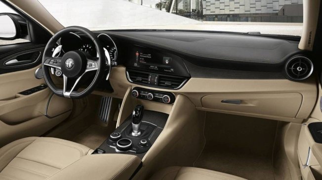 Alfa Romeo Giulia Super则新增米白色的内装、灰色橡木饰板、18吋的铝圈及黑色的卡钳做搭配。（Alfa Romeo）