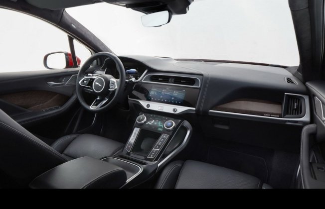 I-Pace所装载的影音资讯娱乐系统，可以透过无线的方式进行自动更新，这也是所有Jaguar车系中，第一款能够借由无线就能更新软件的车型。（Jaguar）