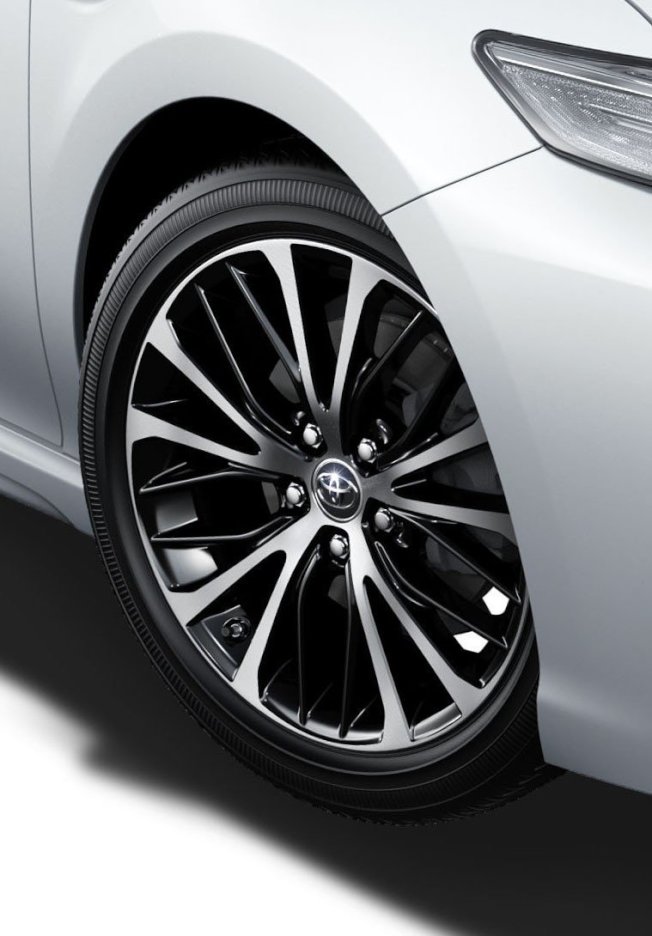 足下也换上235/45 R18的轮胎尺寸，并搭配黑银双色的铝圈。（Toyota）