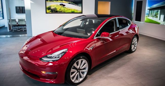 Model 3被选为消费者最满意的车款，马斯克得意分享喜悦。（Getty Images）