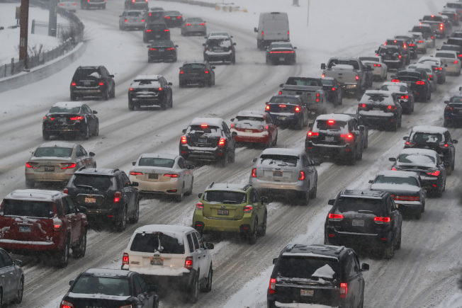 极端天气下使用车内空调会耗用更多电力，是不争的事实。（TNS）