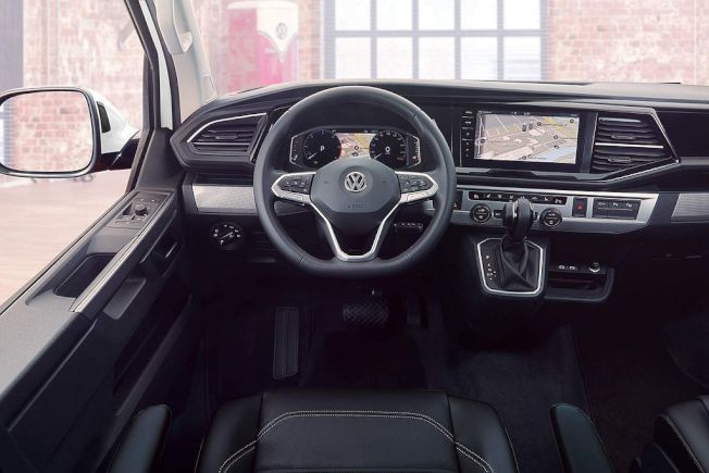 内装追随品牌现有数位座舱技术，Multivan Highline标配10.25寸全数位仪表系统，控台中央多功能显示幕也支援MIB3模组化讯息娱乐系统。（Volkswagen）