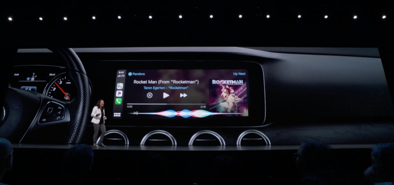 更新iOS 13系统后的 CarPlay，Siri 的运行界面挪到了屏幕底下 | 现场拍摄