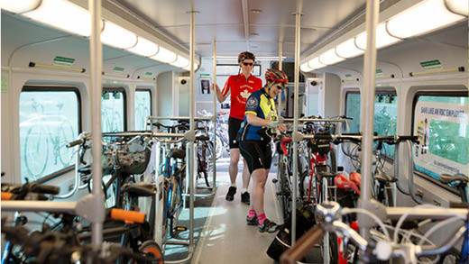 带自行车车的尼亚加拉瀑布 GO 火车